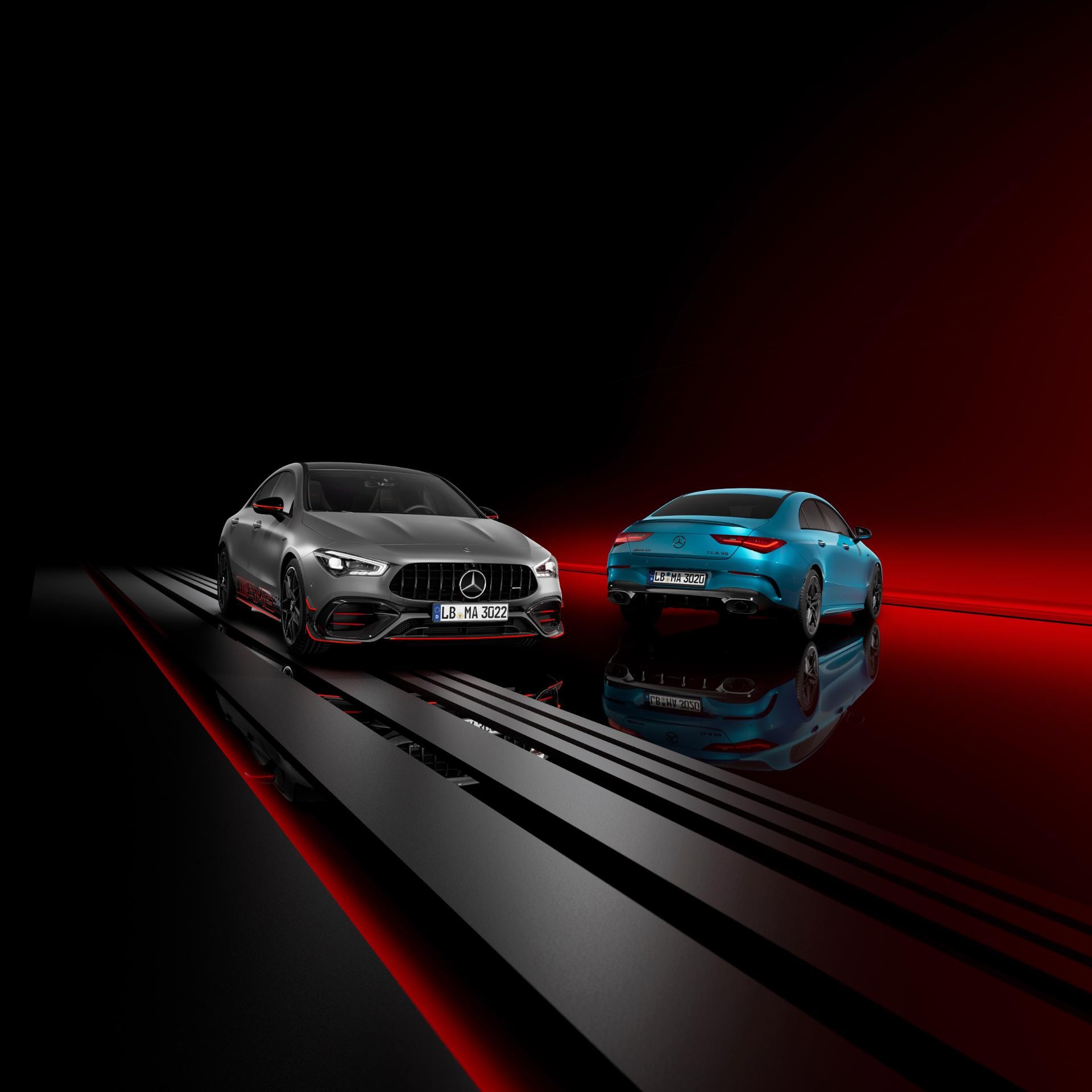 Imagen destacada de los dos modelos Mercedes CLA, mostrando su diseño frontal y trasero.