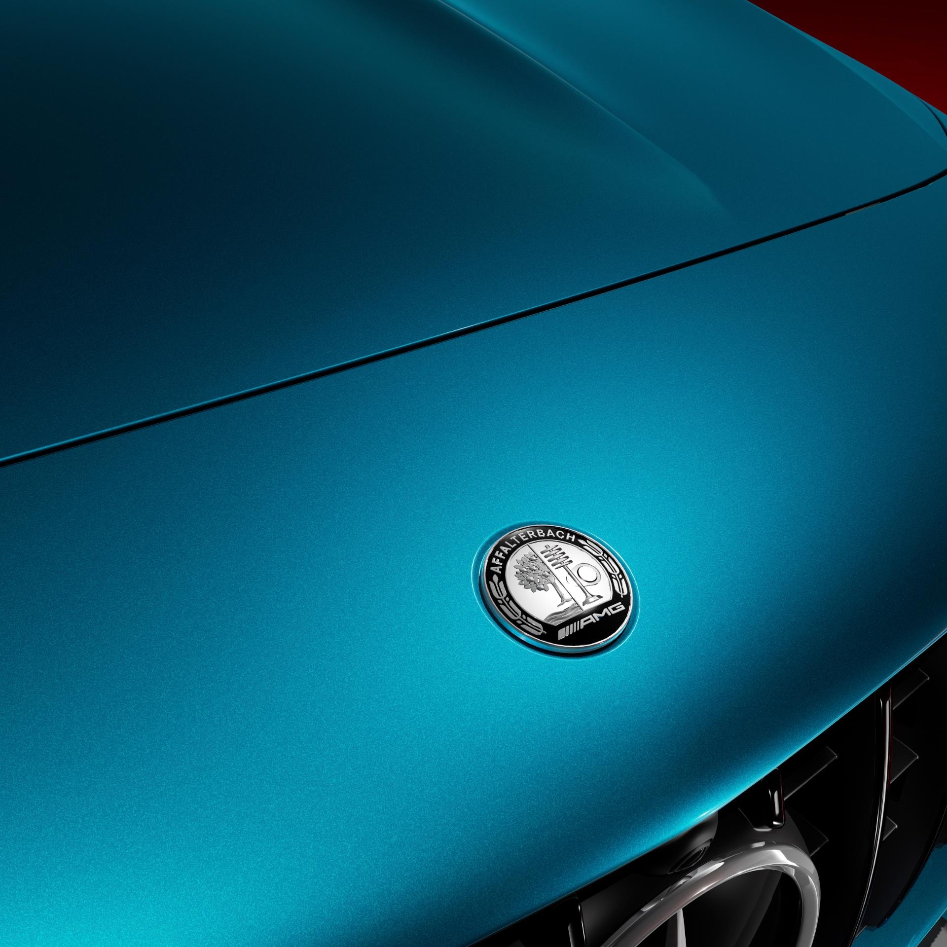 Primer plano del logo Mercedes en azul, capturando la esencia de la marca.