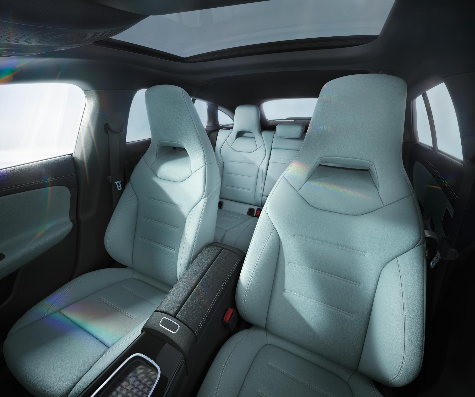 Espacioso interior con asientos traseros en acabado premium.