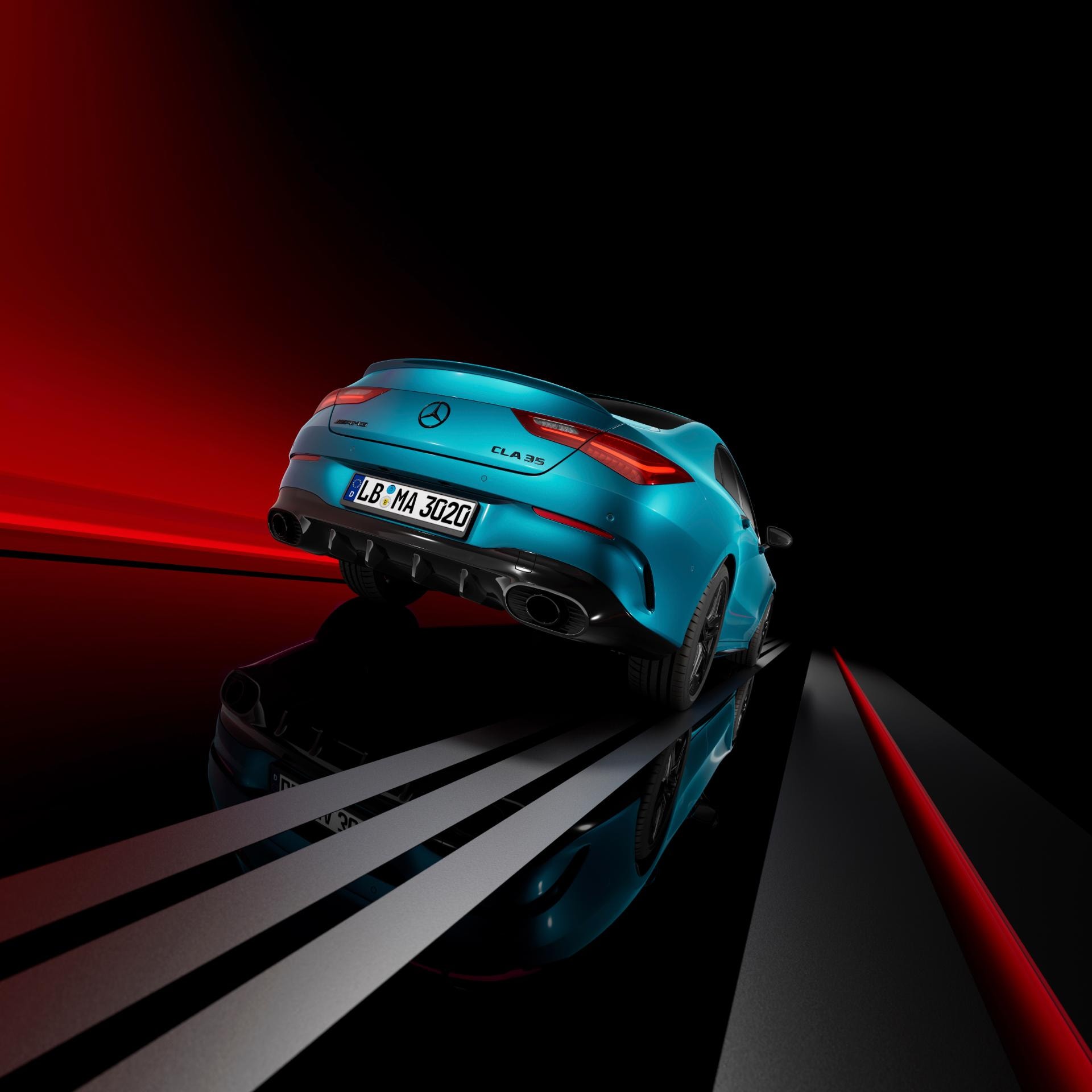 Imagen trasera con iluminación dramática subraya su presencia y diseño de techo.