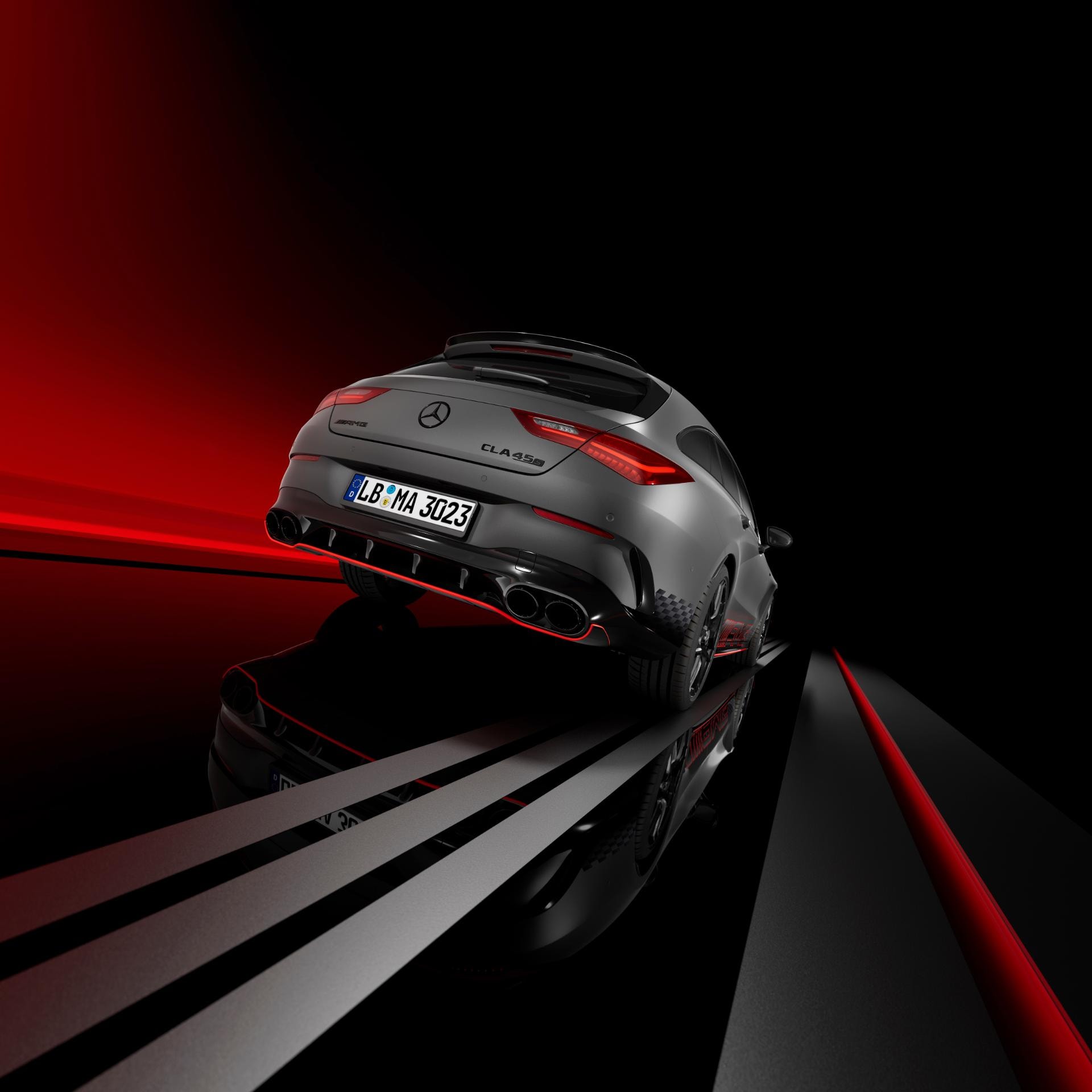 Fotografía nocturna de la trasera que muestra su deportividad y clase.