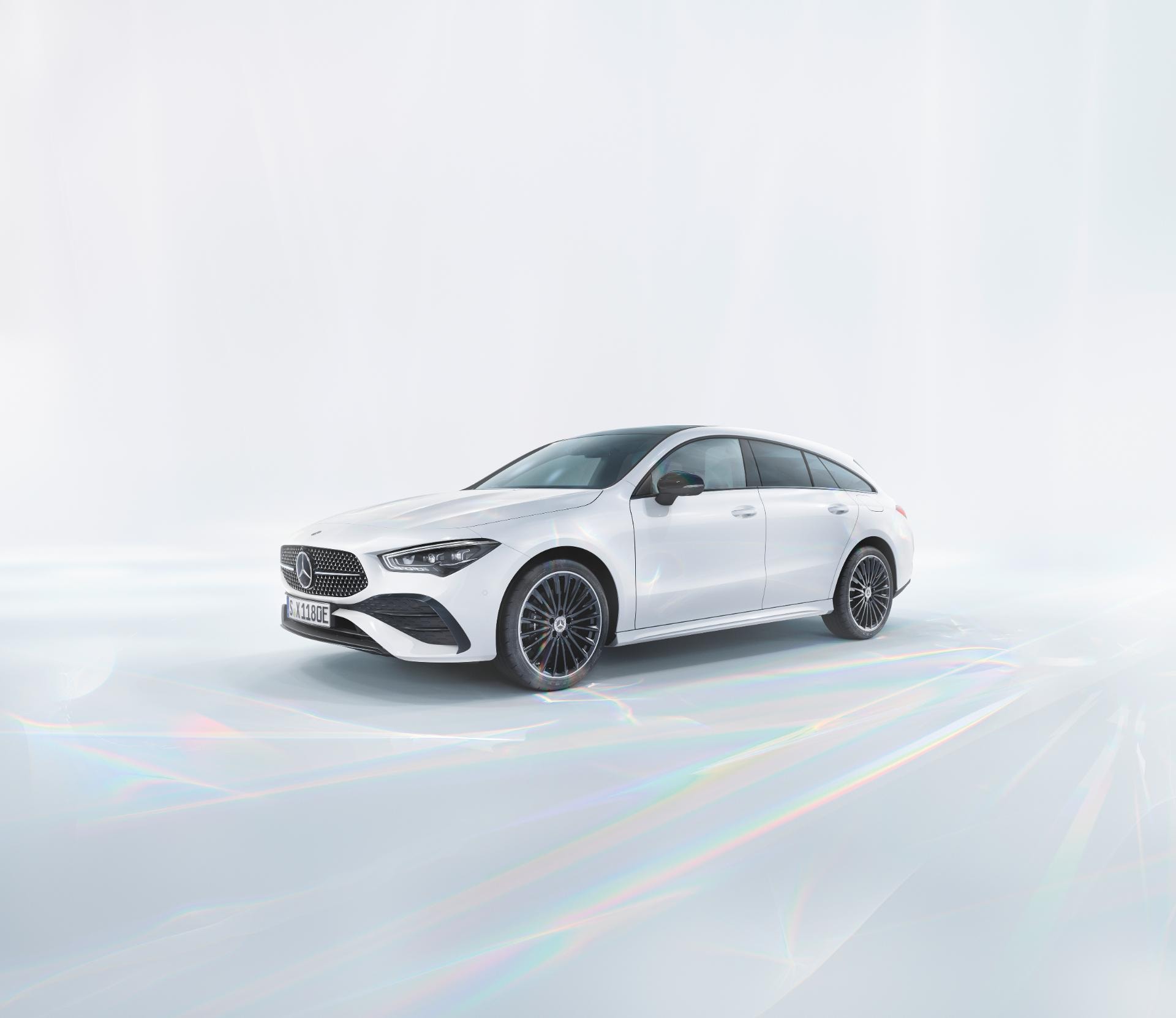 Vista lateral del Mercedes CLA Híbrido destacando su línea aerodinámica.