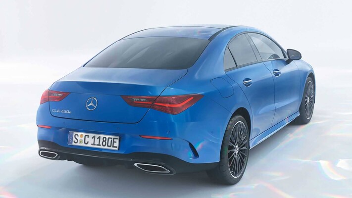 Perspectiva trasera y lateral del Mercedes CLA Híbrido, con líneas elegantes y deportivas.