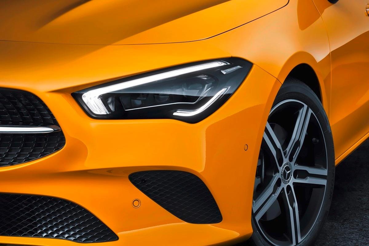 Primer plano del frontal con faros LED y parrilla.