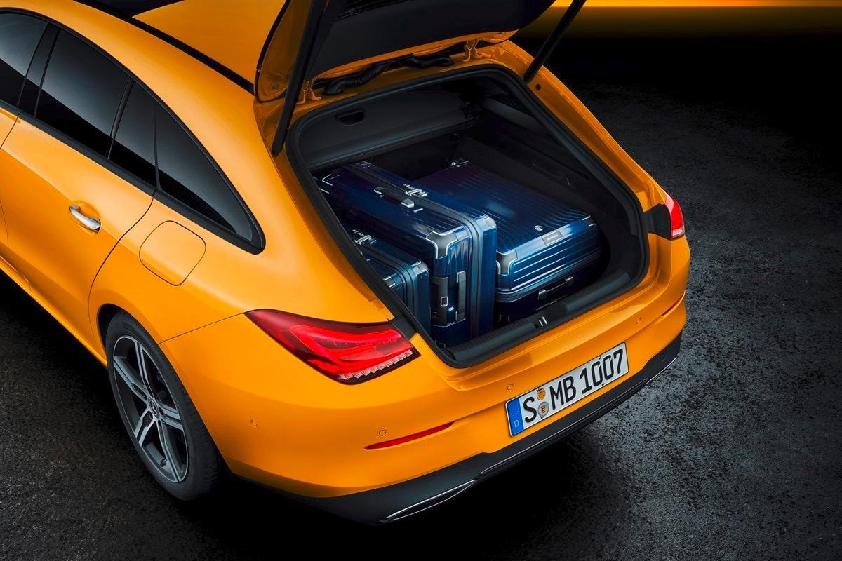 Amplitud del maletero con equipaje para demostrar capacidad.