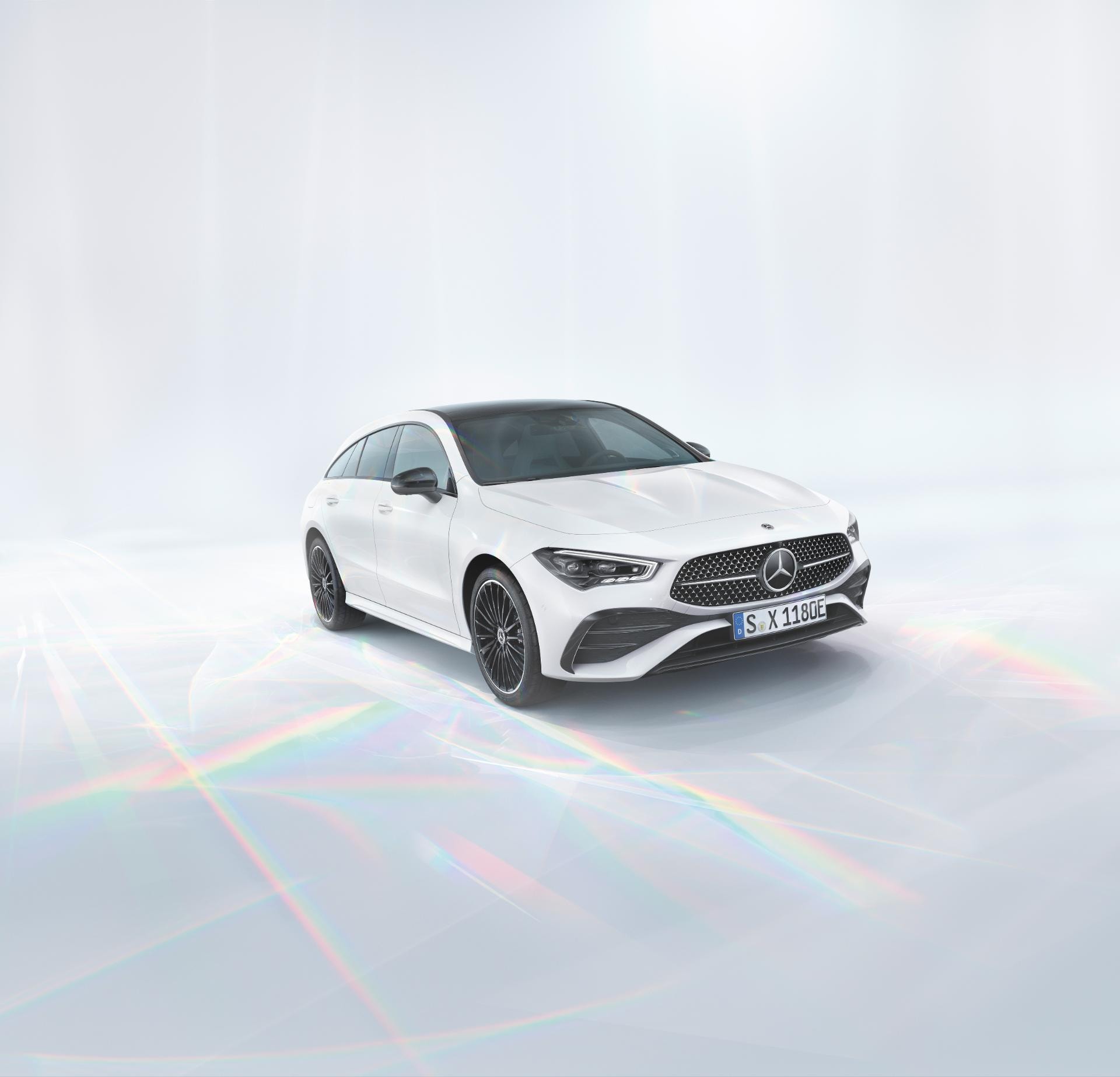 Vista frontal y lateral del Mercedes CLA Shooting Brake en color blanco.