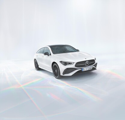 Vista frontal y lateral del Mercedes CLA Shooting Brake en color blanco. Vista frontal y lateral del Mercedes CLA Shooting Brake en color blanco.