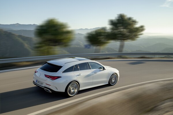 El CLA Shooting Brake exhibe su perfil lateral en movimiento. El CLA Shooting Brake exhibe su perfil lateral en movimiento.