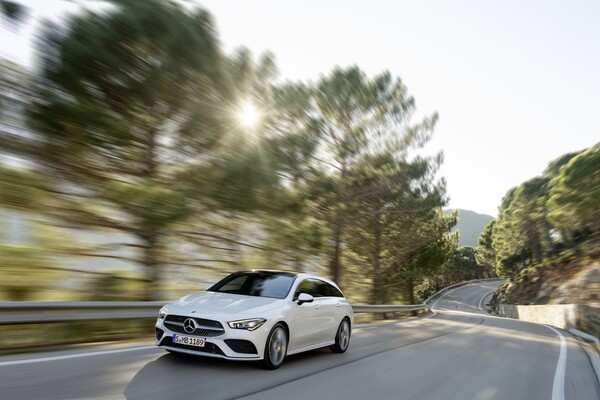 CLA Shooting Brake en carretera mostrando su frontal y lado.