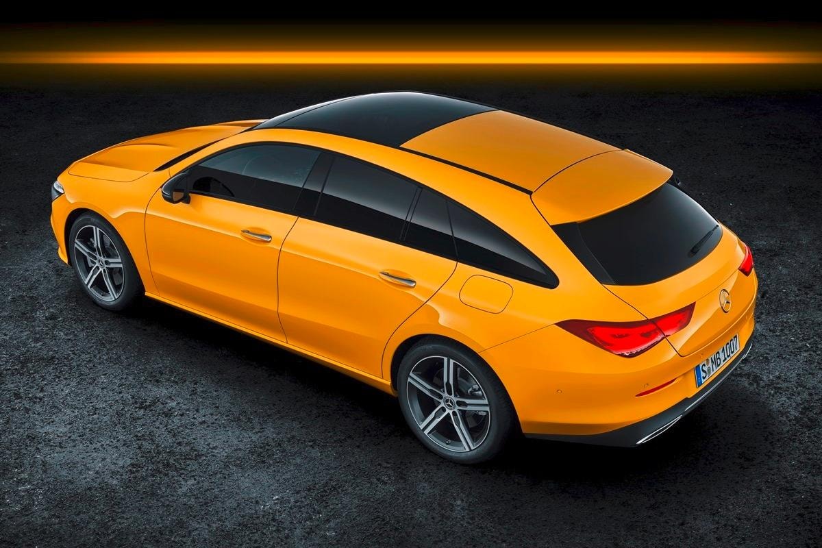 Vista trasera diagonal destacando la línea de techo aerodinámica.