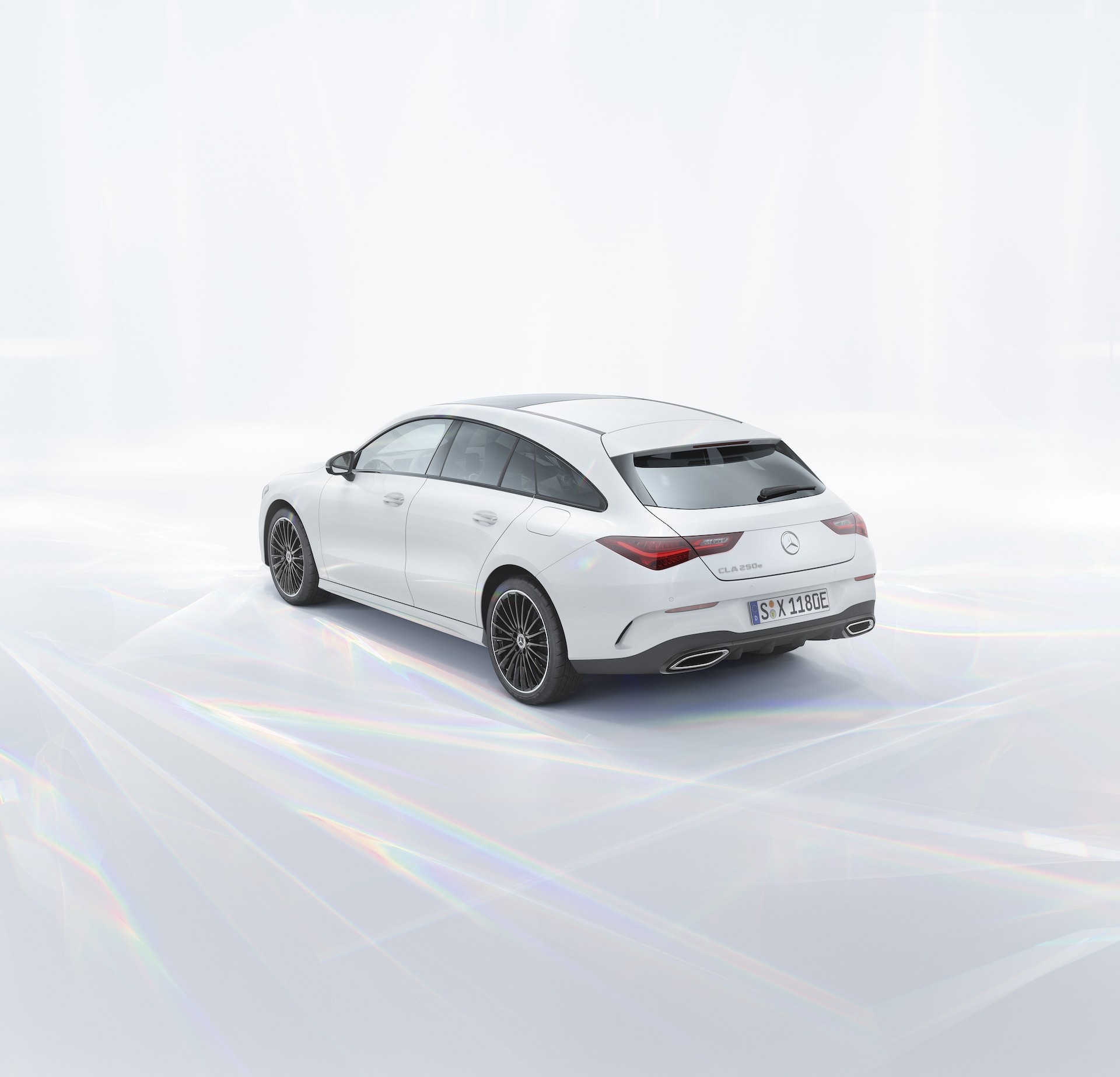 La parte trasera del CLA Shooting Brake muestra luces y curvas distintivas.