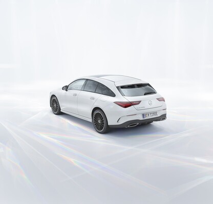 La parte trasera del CLA Shooting Brake muestra luces y curvas distintivas. La parte trasera del CLA Shooting Brake muestra luces y curvas distintivas.