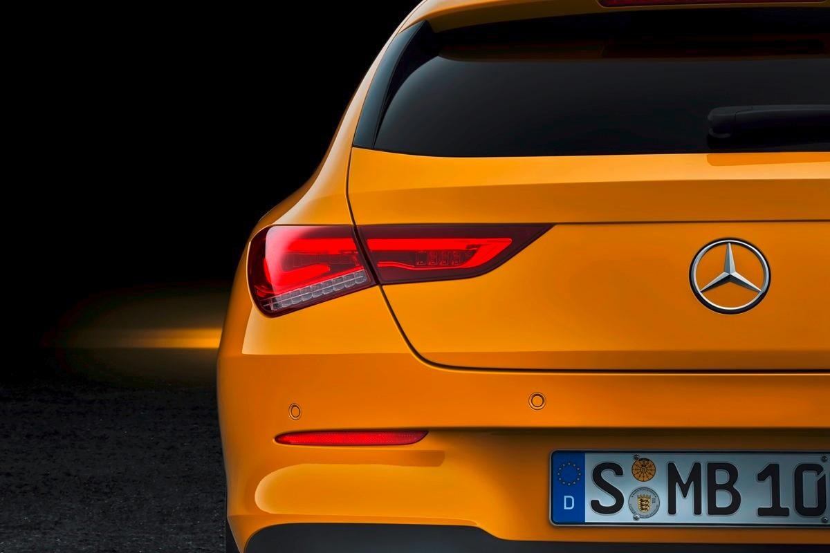 Vista trasera destacando pilotos y diseño aerodinámico.