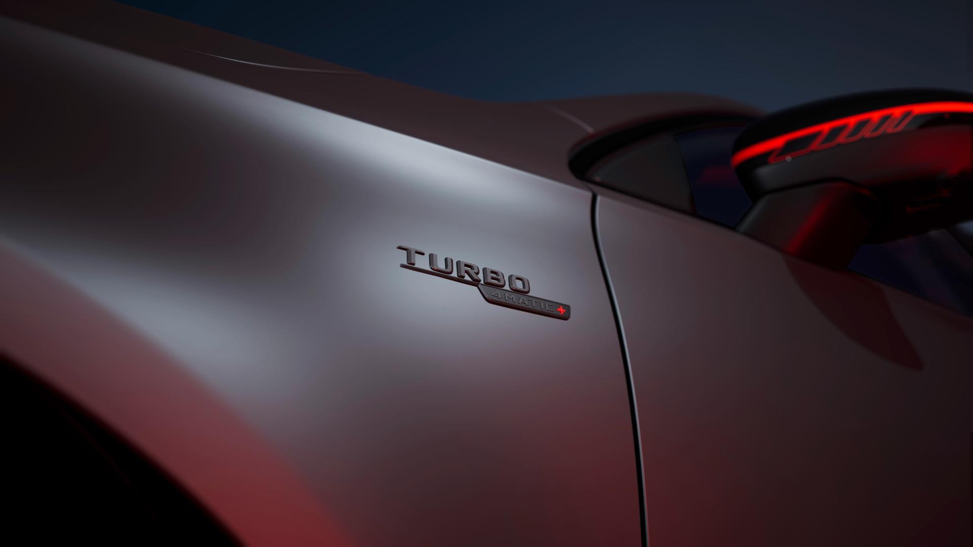 Enfoque en el emblema Turbo del Mercedes Clase A, insinuando su potencia.