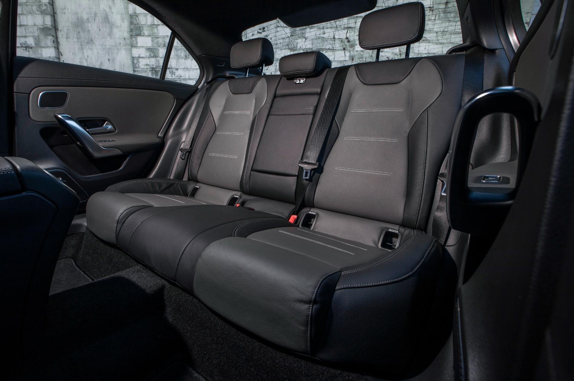 Banco trasero del Mercedes Clase A Híbrido, destacando espacio y comodidad.