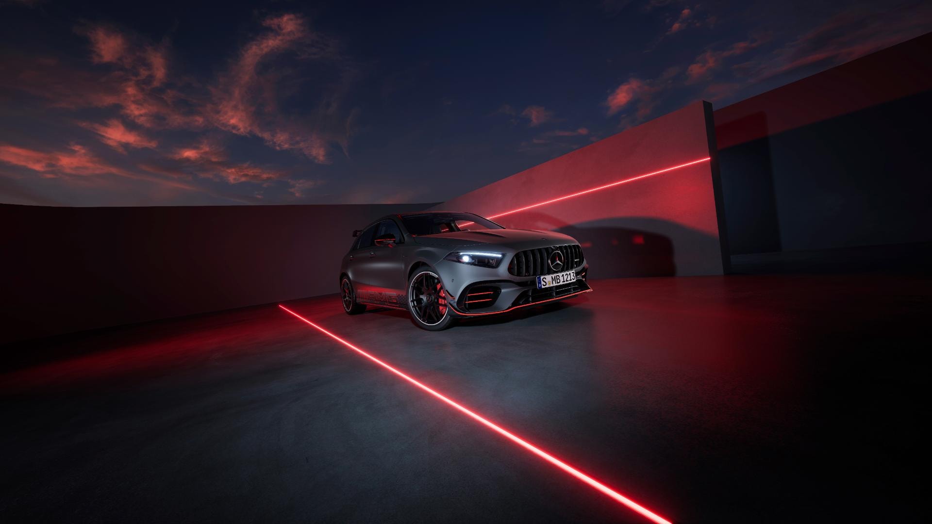 Vista delantera del Mercedes Clase A híbrido que muestra su parrilla y faros agresivos.