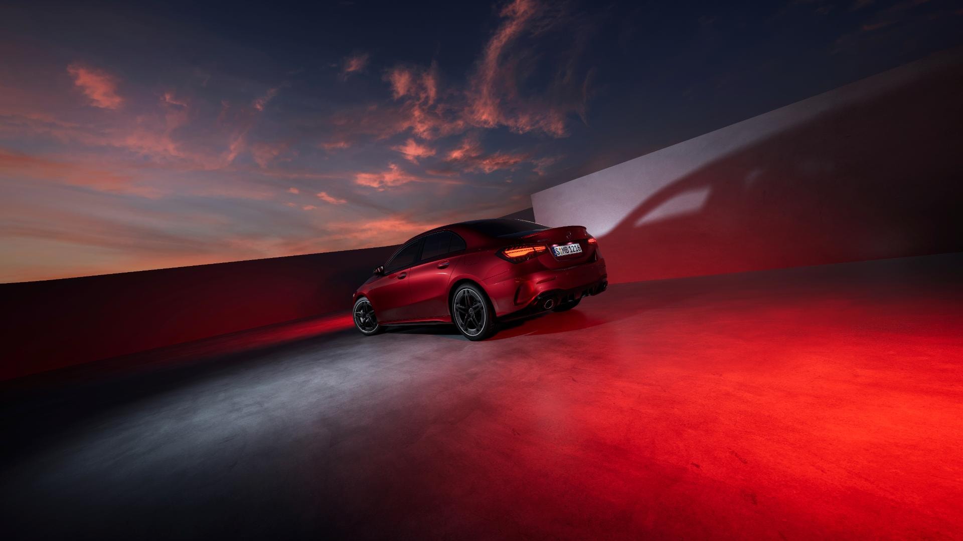 Vista tres cuartos trasera del Mercedes Clase A mostrando su diseño deportivo.