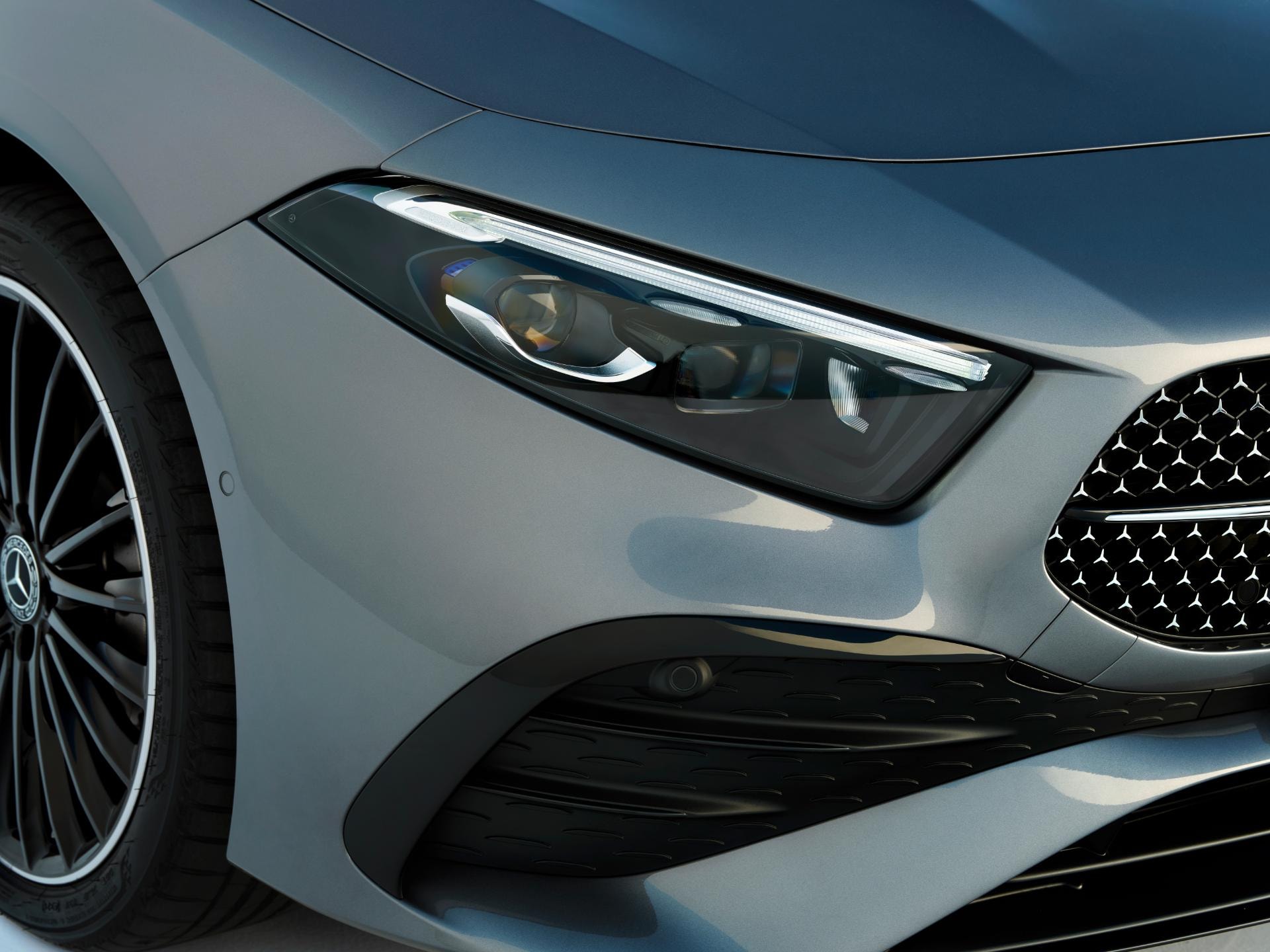 Enfoque en el sistema de iluminación avanzada y detalles del frontal.