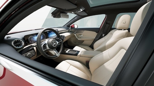 Vista de la cabina y asientos del Mercedes Clase A híbrido.