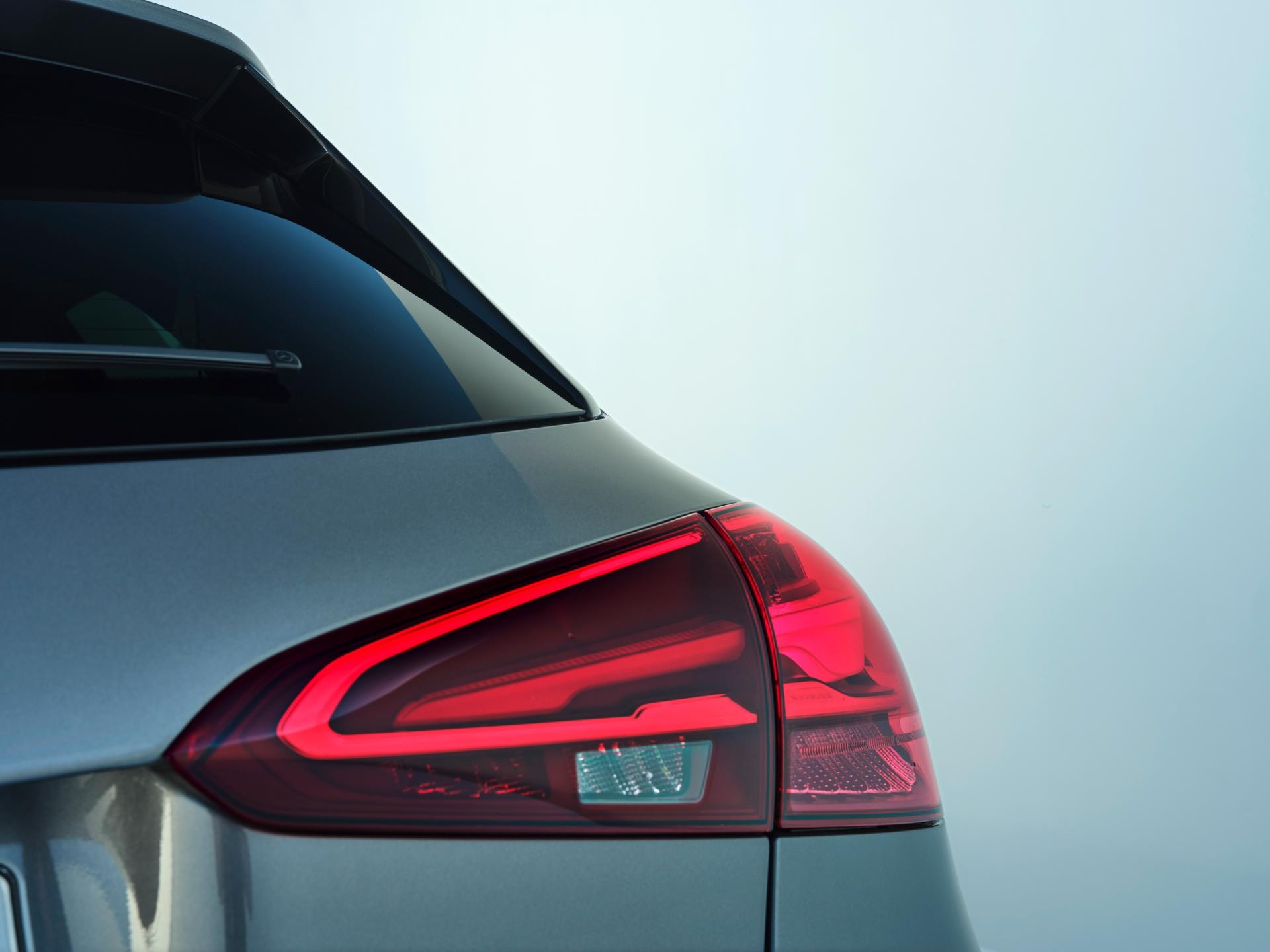 Detalle preciso de las luces traseras, un elemento característico de diseño.