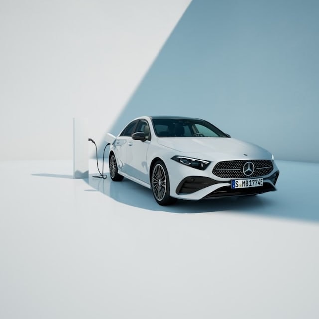 Mercedes Clase A híbrido conectándose a una estación de carga.