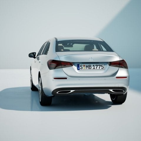 Vista trasera del Mercedes Clase A híbrido en blanco.