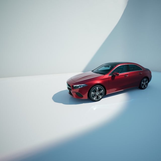 Vista aérea lateral del Mercedes Clase A híbrido en color rojo.