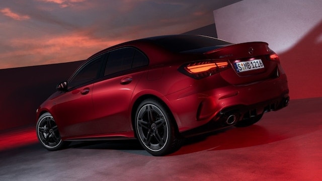 Perspectiva trasera del Mercedes Clase A híbrido teñido de rojo.