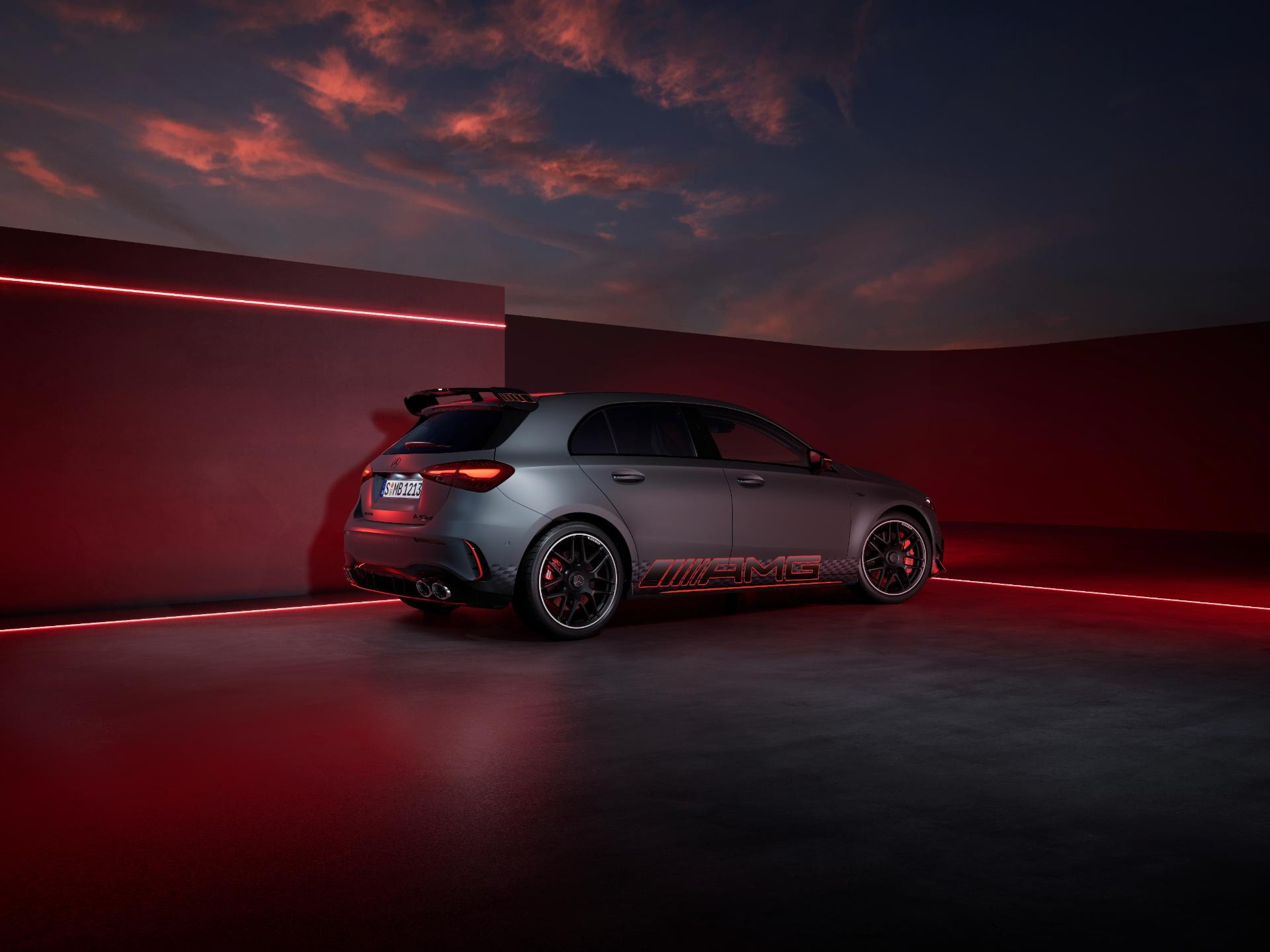 Silueta del Mercedes Clase A híbrido con luces traseras encendidas.