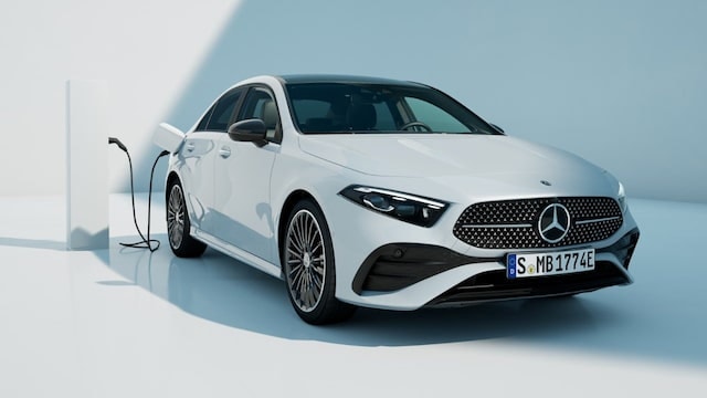 Imagen frontal del Mercedes Clase A híbrido mientras carga.