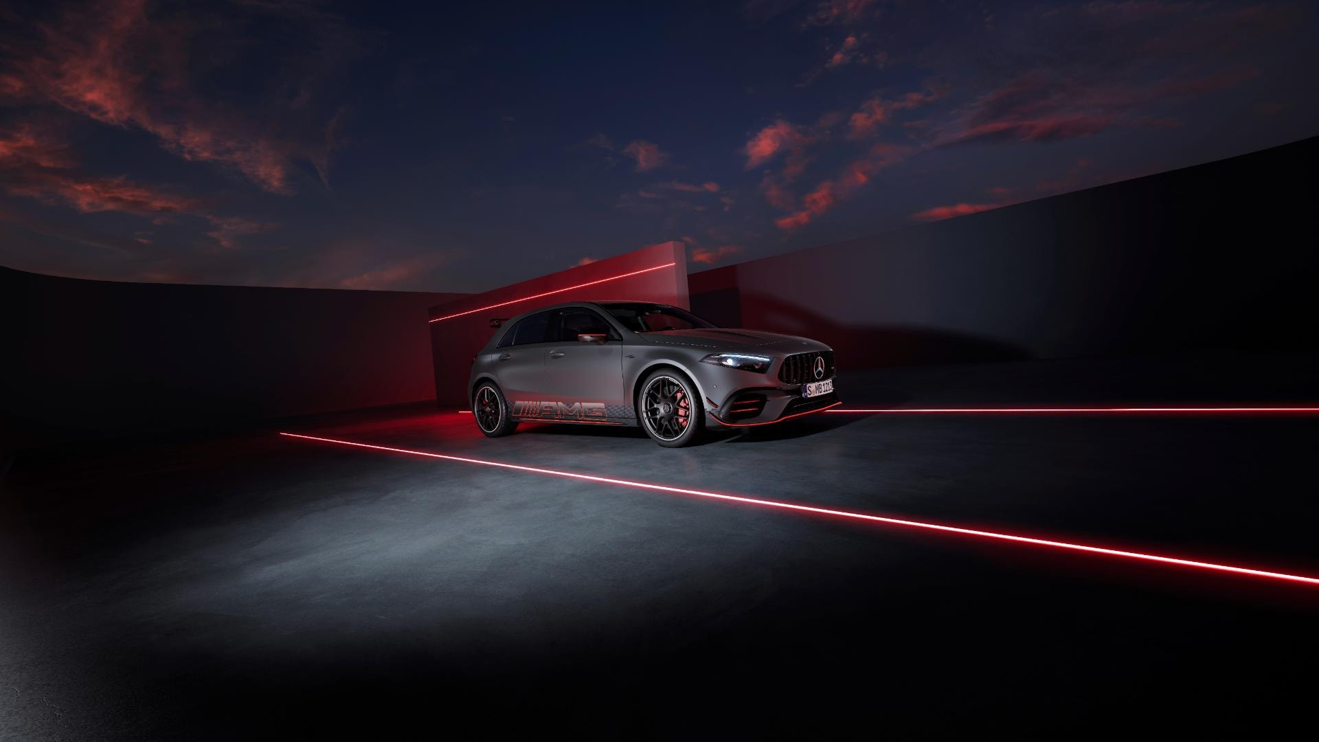 Vista delantera y lateral con iluminación roja que resalta las líneas del vehículo.