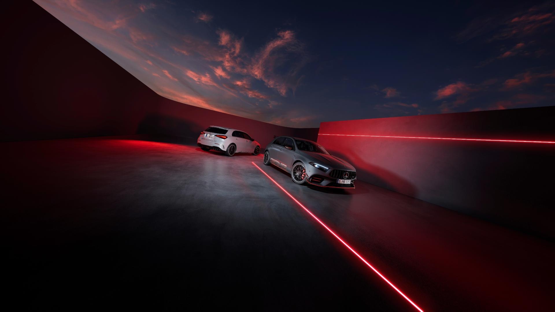 Vista trasera del Clase A híbrido que resalta los elementos de diseño como las luces traseras.