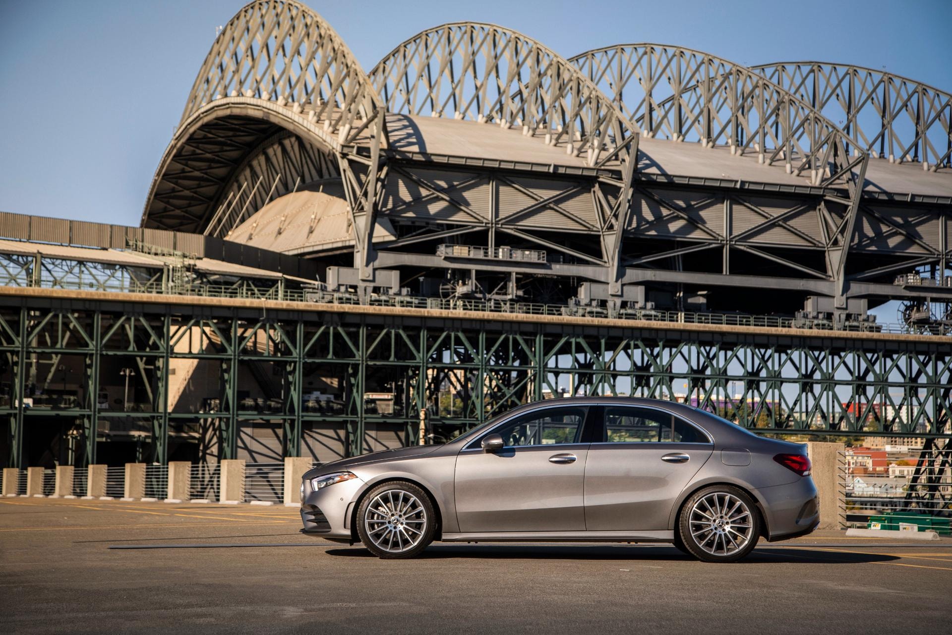Mercedes Clase A Sedán con una estructura arquitectónica de fondo, resaltando su diseño.