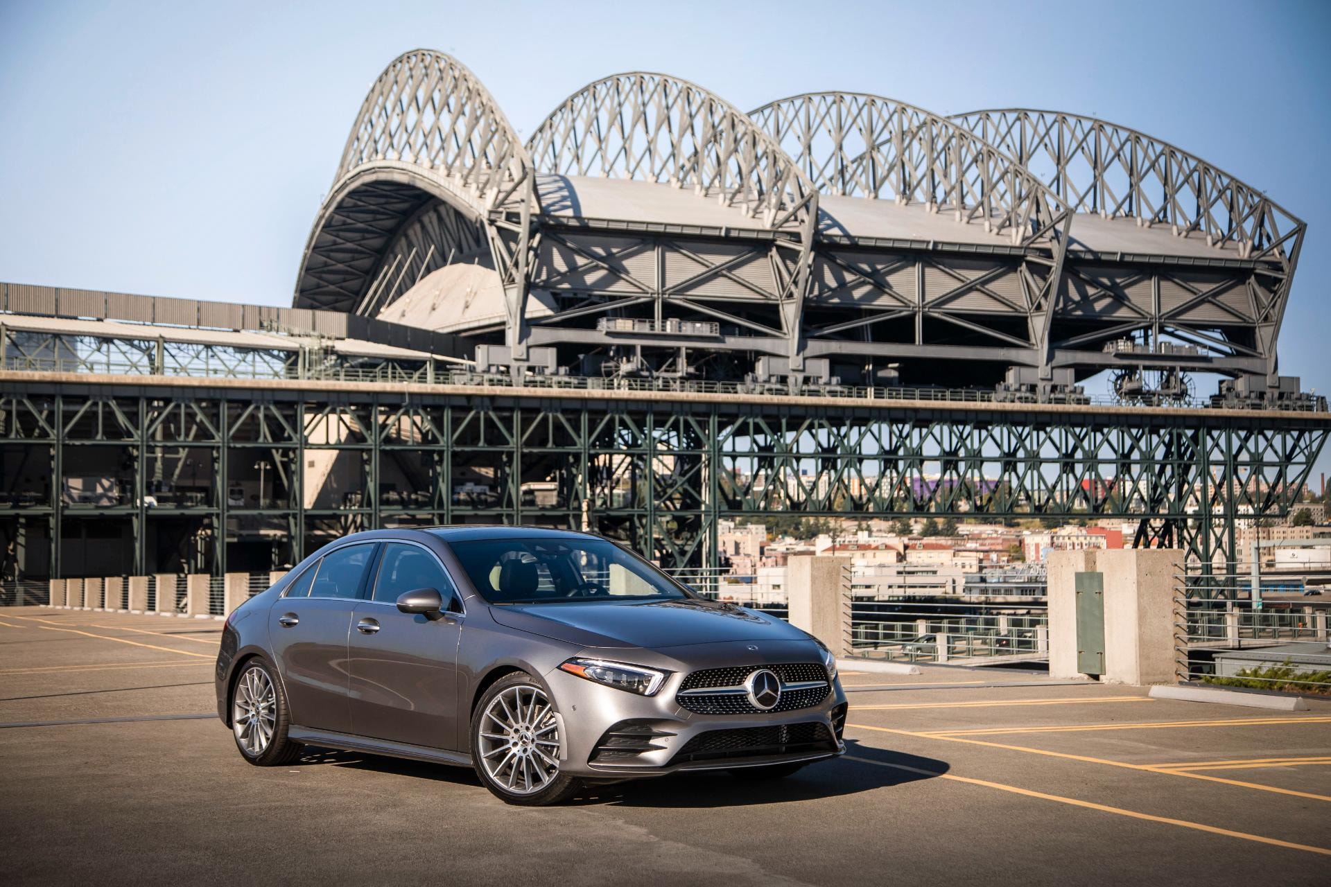 Vista frontal y lateral del Mercedes Clase A Sedán frente a un puente de acero.