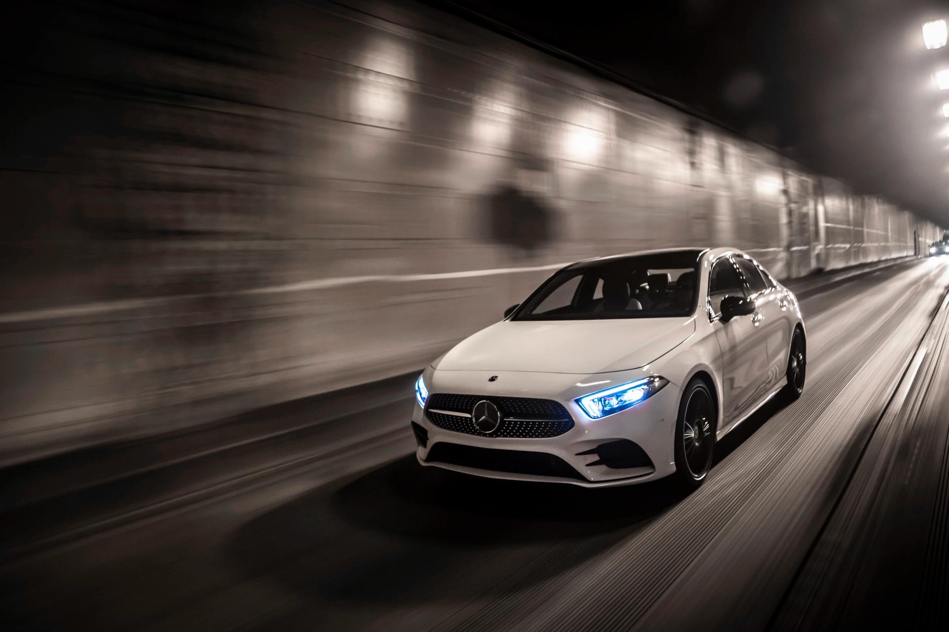 Enfoque en la sección delantera del Mercedes Clase A Sedán con iluminación LED.