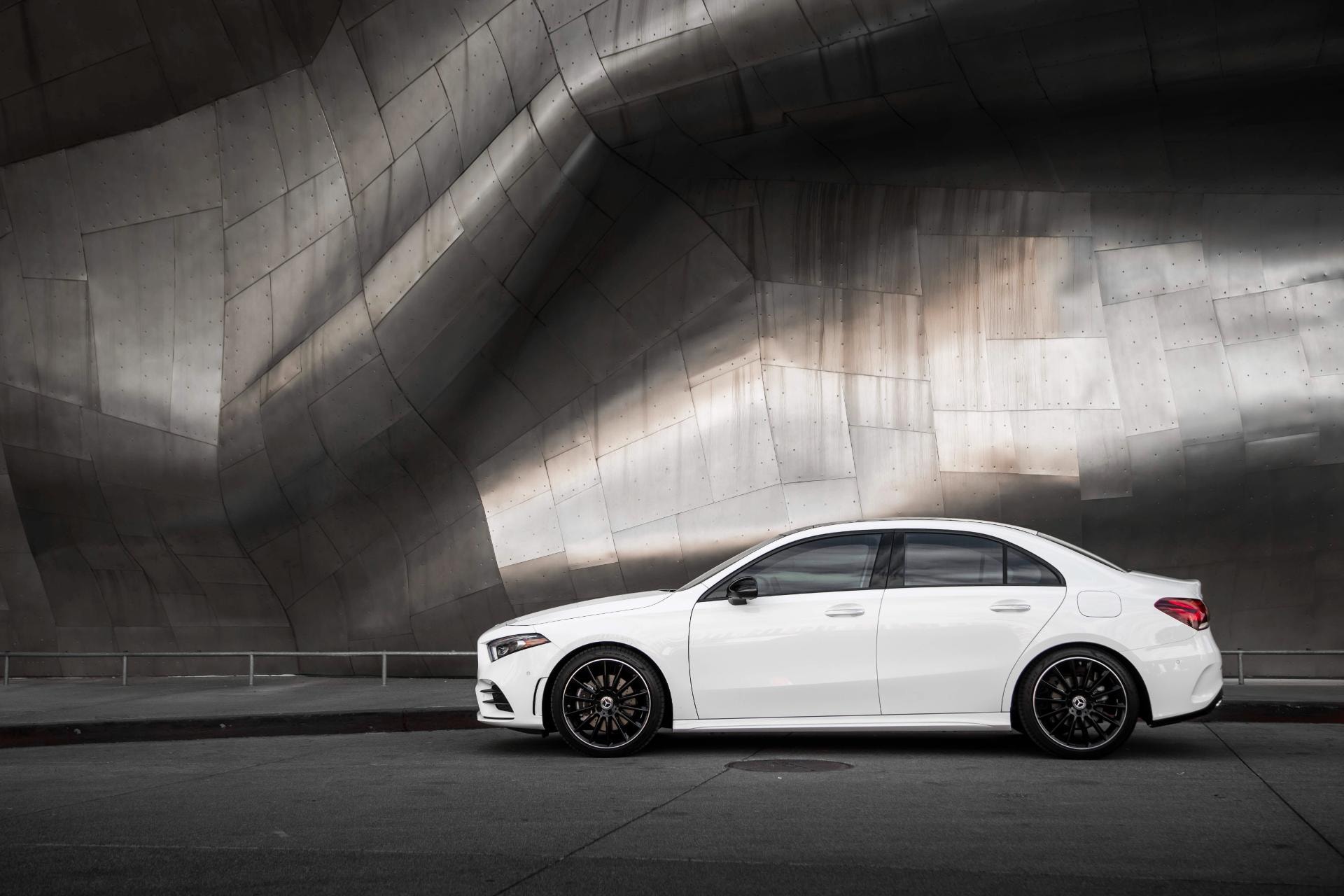 Vista lateral del Mercedes Clase A Sedán en entorno urbano.