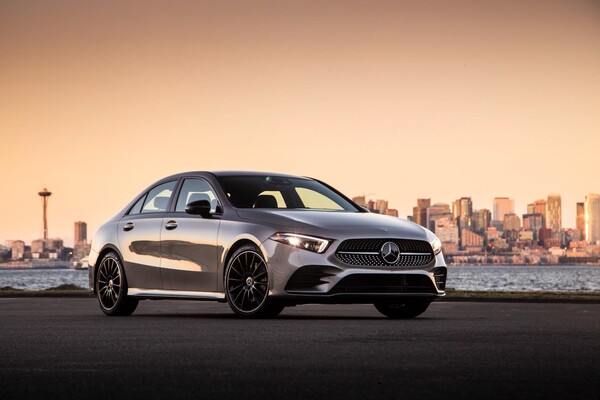 Mercedes Clase A Sedán capturado al atardecer, resaltando su estética y presencia.