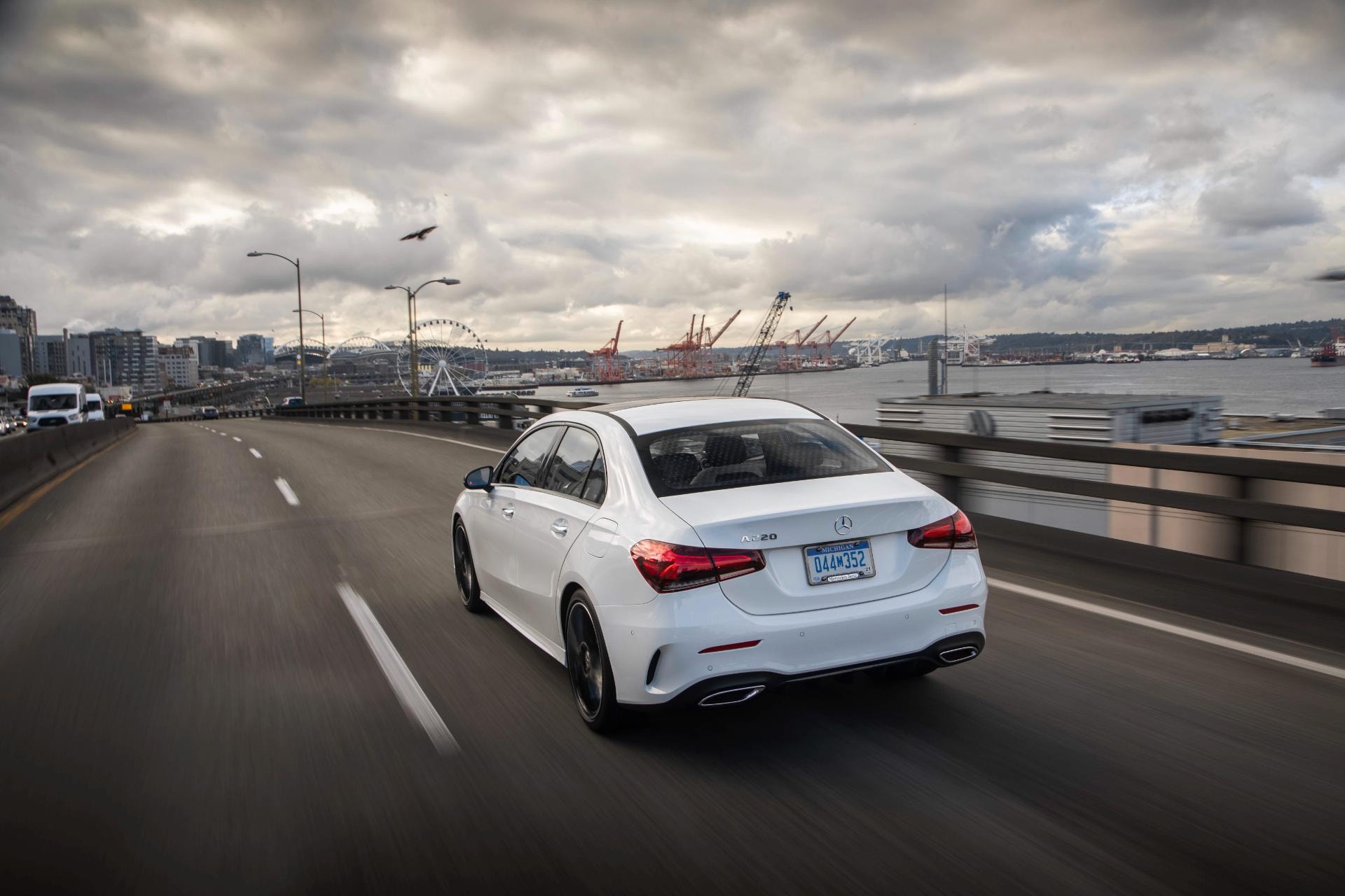 Perspectiva trasera en movimiento mostrando dinámica de diseño.