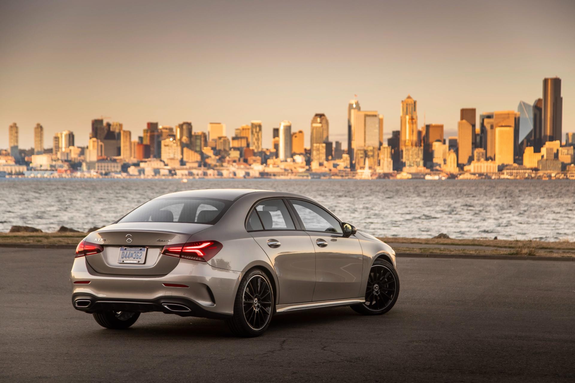 Imagen que muestra la trasera y lateral del Mercedes Clase A Sedán con diseño distintivo.