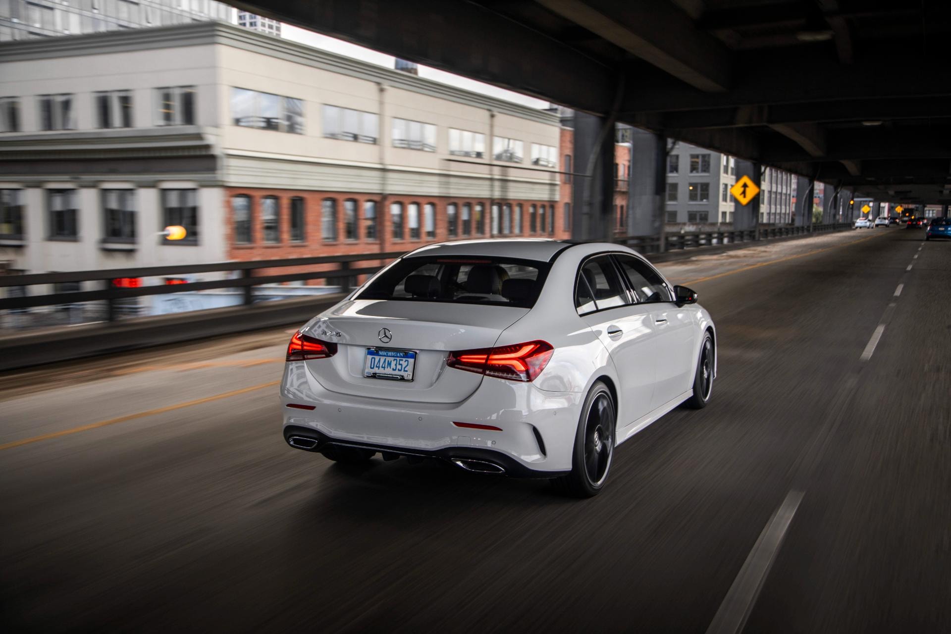 Imagen de la trasera del Mercedes Clase A Sedán mostrando su estilo y diseño.