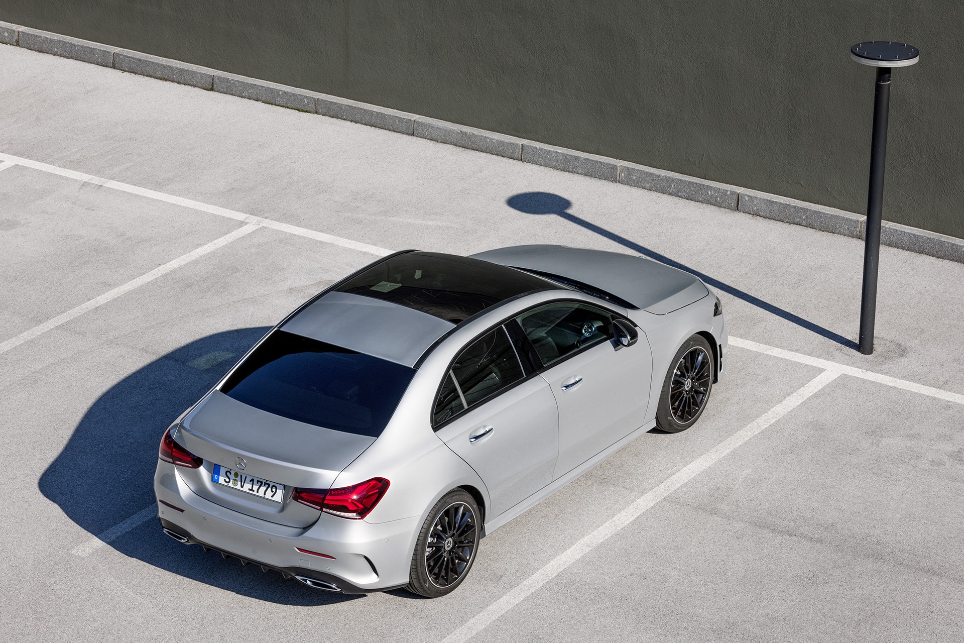 Imagen aérea del Mercedes Clase A Sedán estacionado, mostrando techo y líneas traseras.