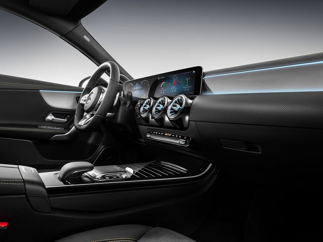 Cabina del Mercedes Clase A con visión del panel de instrumentos y el volante. Cabina del Mercedes Clase A con visión del panel de instrumentos y el volante.