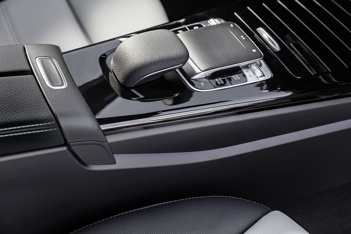 Detalle de la consola central del Mercedes Clase A, destacando calidad y ergonomía. Detalle de la consola central del Mercedes Clase A, destacando calidad y ergonomía.