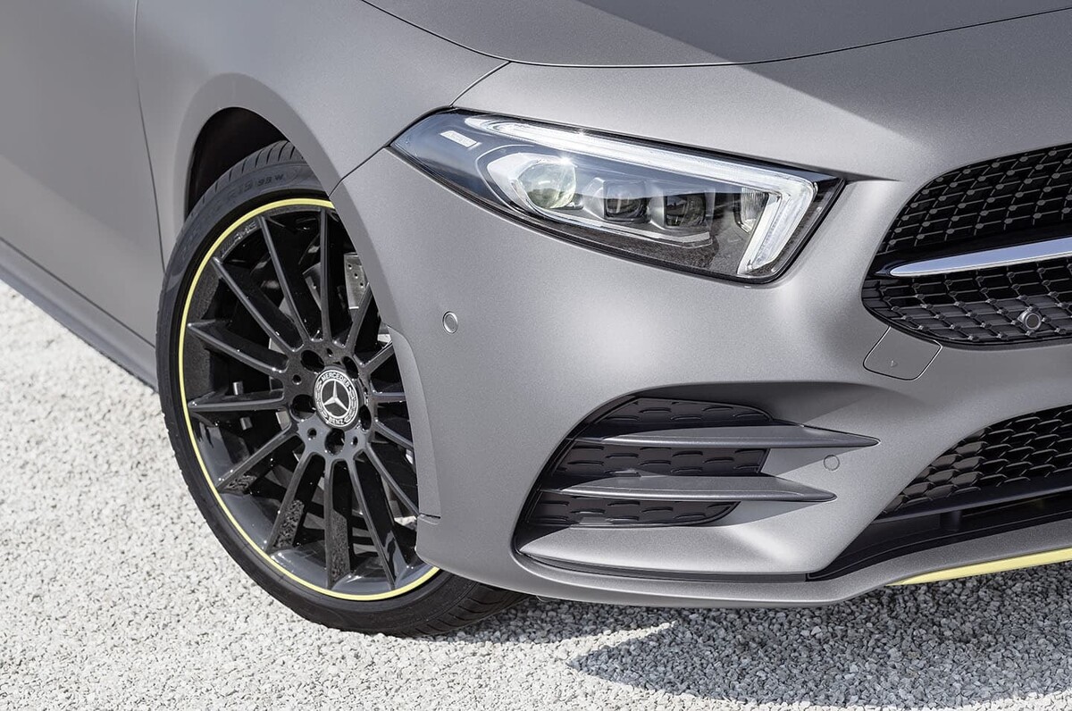 Detalle de la llanta y parte del frontal del Mercedes Clase A, enfoque en diseño y acabado. Detalle de la llanta y parte del frontal del Mercedes Clase A, enfoque en diseño y acabado.