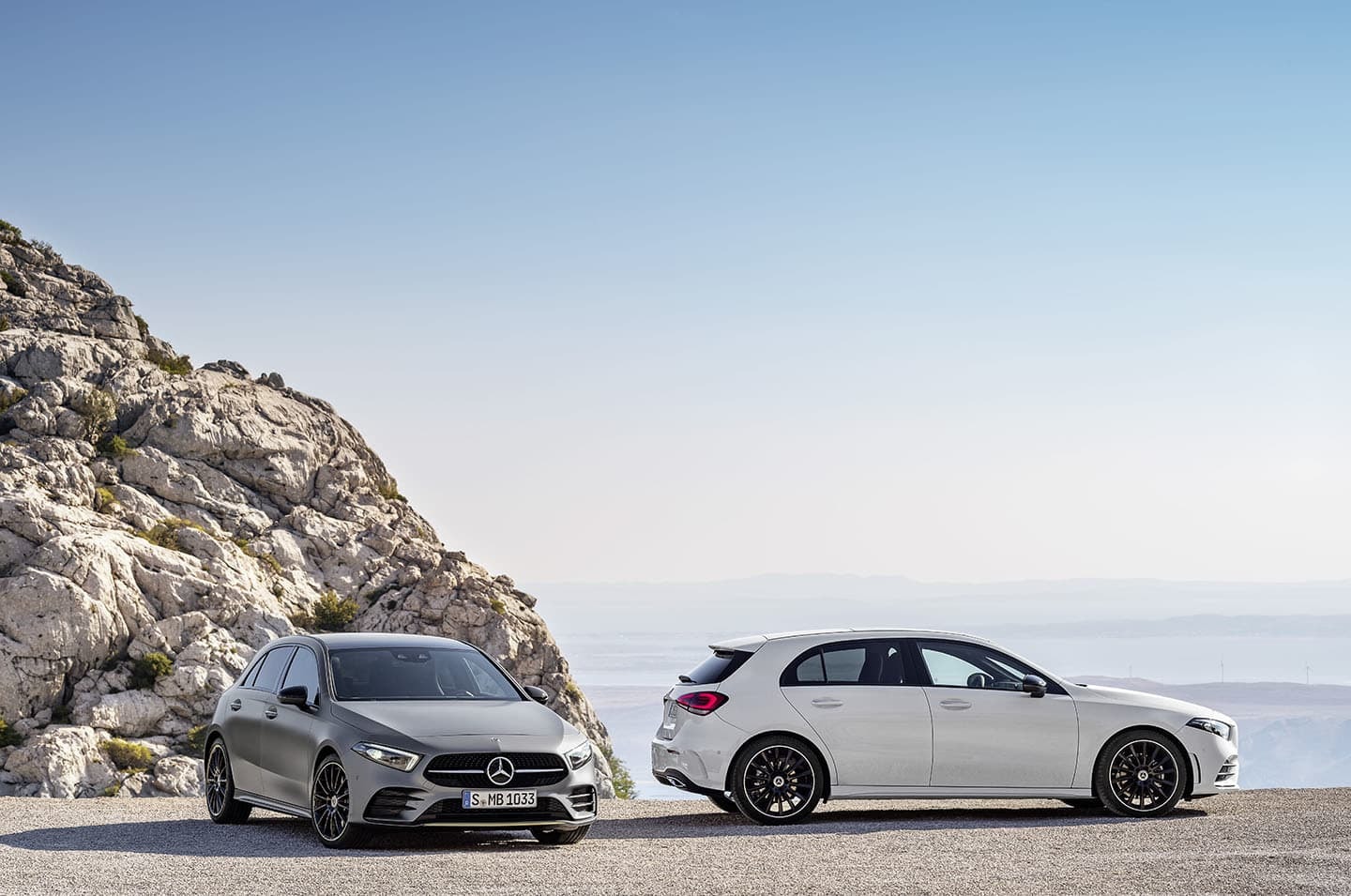 Doble exposición del Mercedes Clase A, resaltando su diseño frontal y trasero.