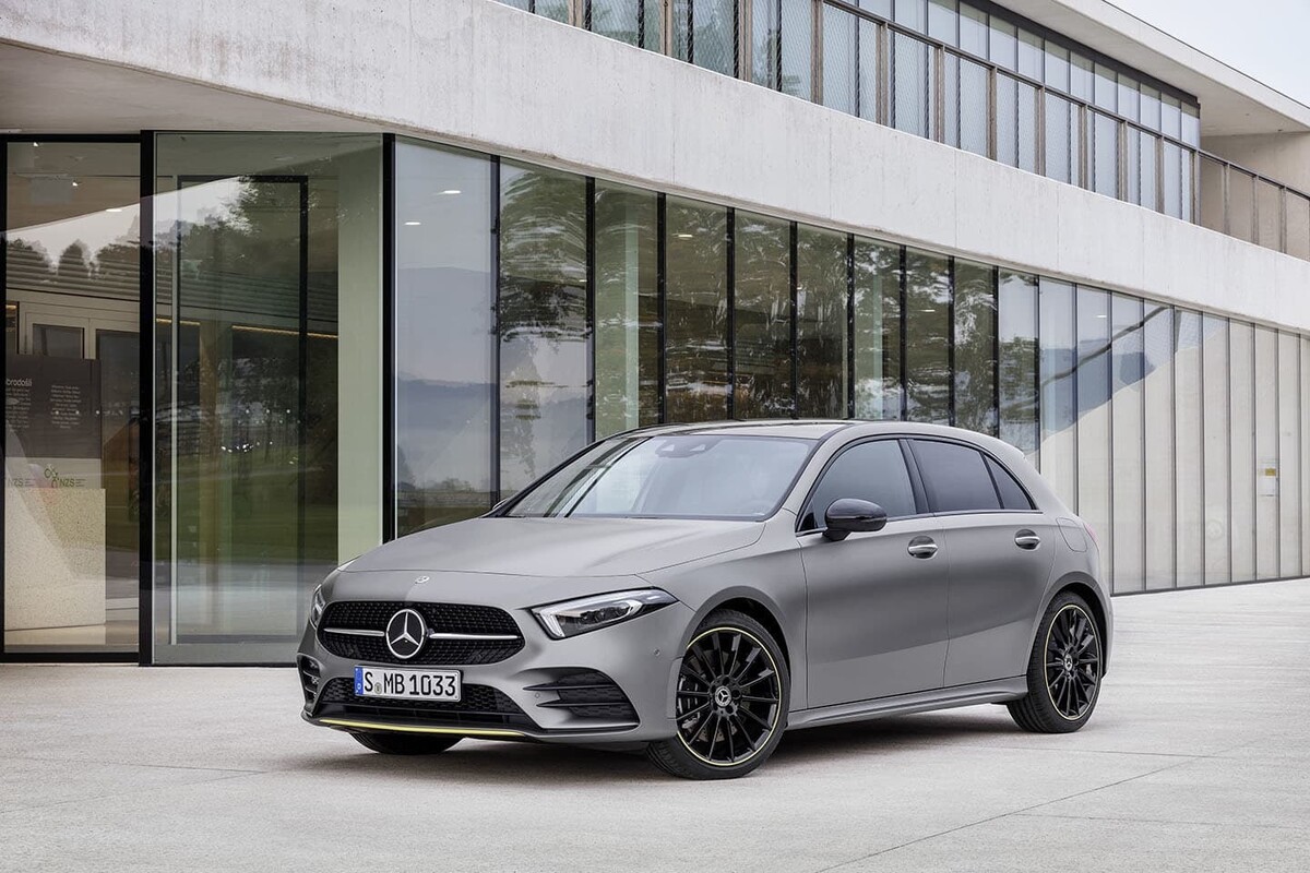 Mercedes Clase A visto de frente, enfatizando su frontal elegante y deportivo. Mercedes Clase A visto de frente, enfatizando su frontal elegante y deportivo.