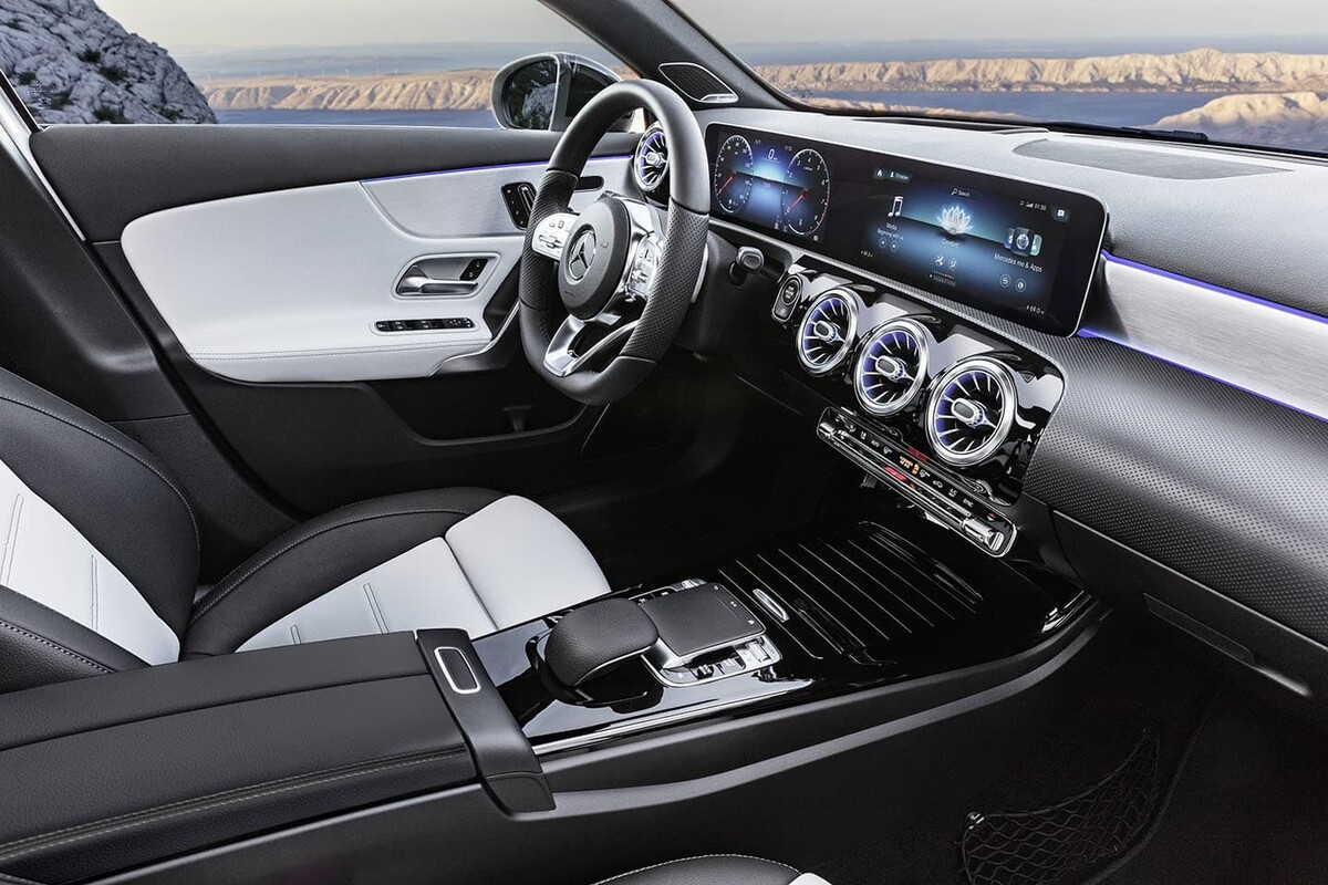 Detalle del lujoso interior del Mercedes Clase A, con un acabado estético armónico. Detalle del lujoso interior del Mercedes Clase A, con un acabado estético armónico.