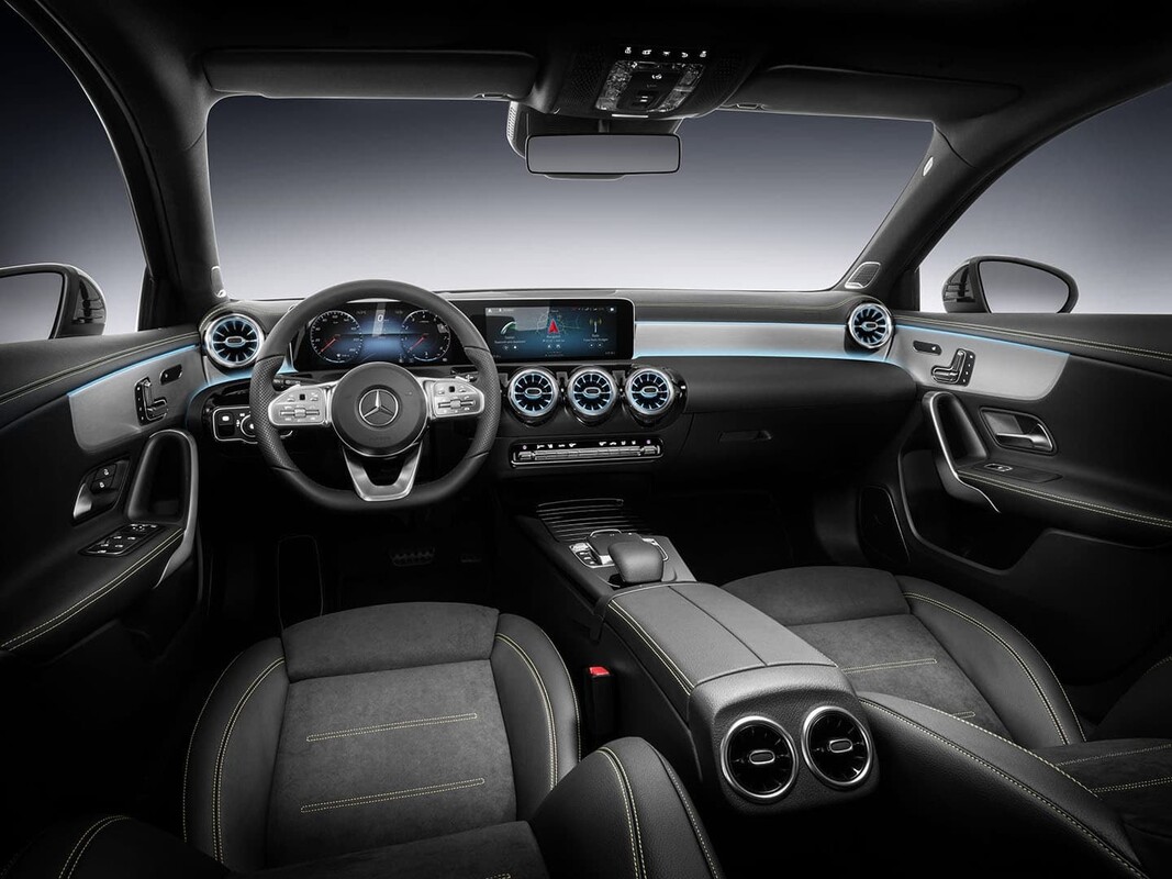 Vista del habitáculo del Mercedes Clase A, con enfoque en los asientos de diseño exclusivo. Vista del habitáculo del Mercedes Clase A, con enfoque en los asientos de diseño exclusivo.