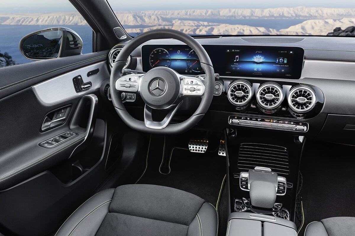 Vista del habitáculo del Mercedes Clase A enfocado en la comodidad y el lujo. Vista del habitáculo del Mercedes Clase A enfocado en la comodidad y el lujo.