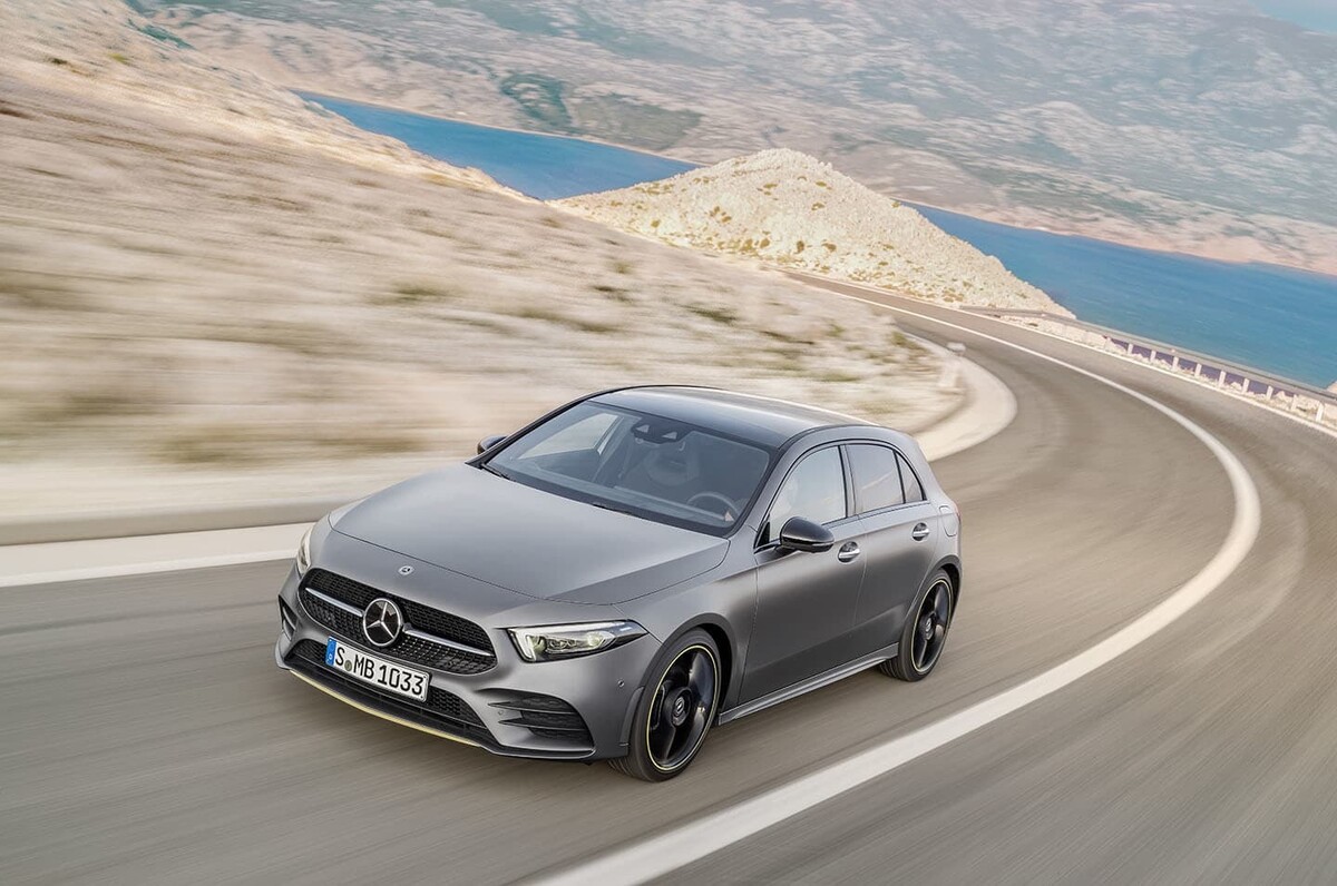 Mercedes Clase A en movimiento, vista delantera lateral destacando su diseño. Mercedes Clase A en movimiento, vista delantera lateral destacando su diseño.